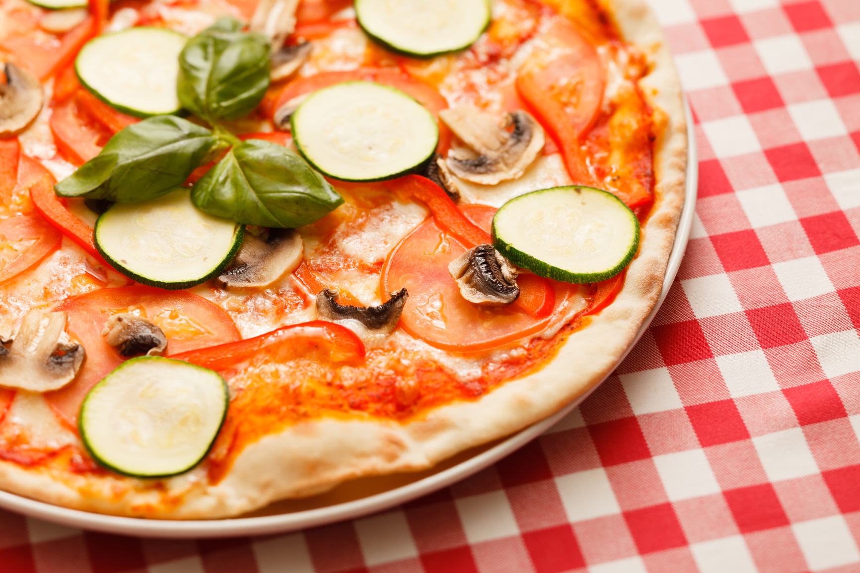 Pizza de calabacín y champiñones