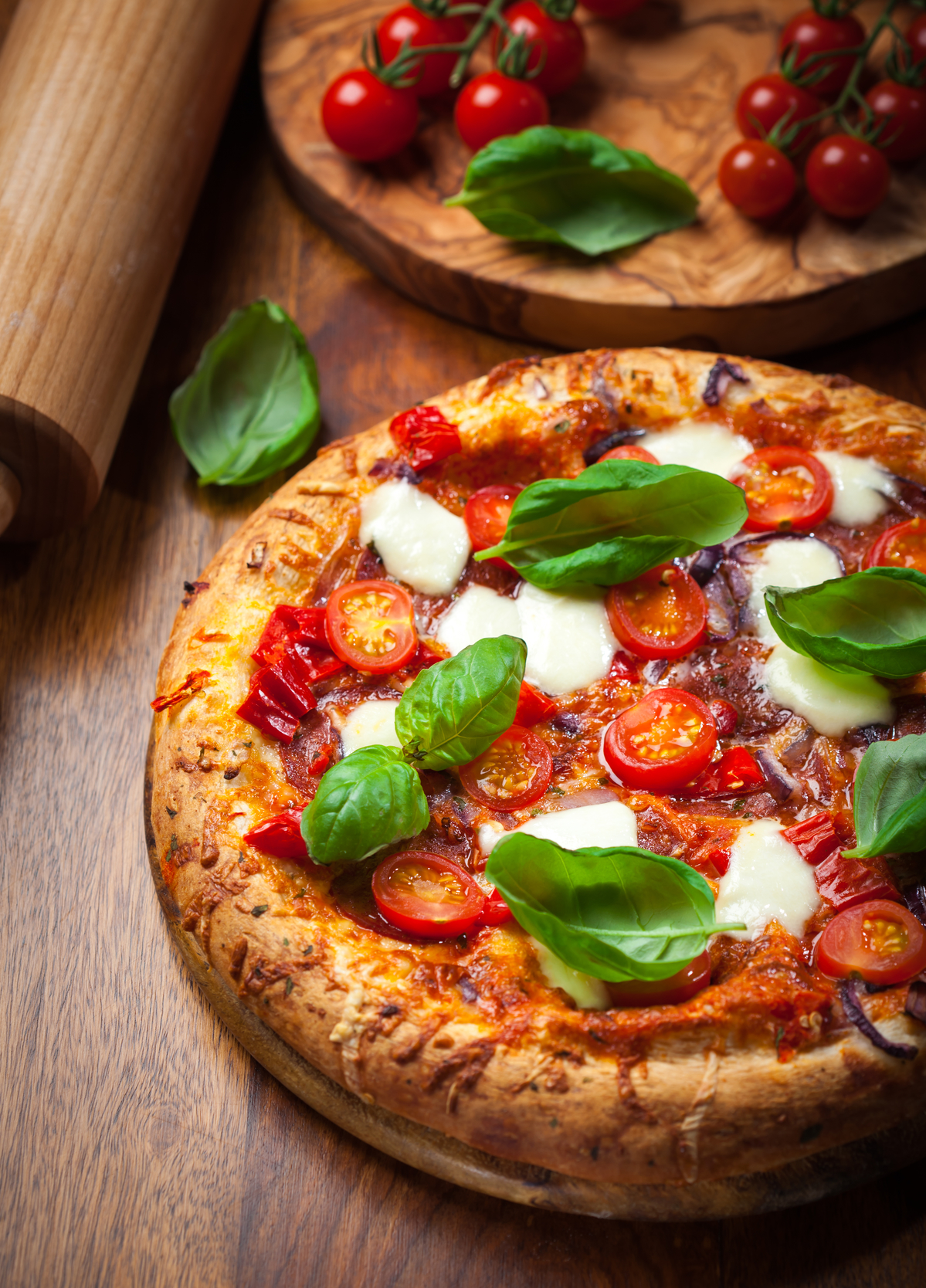 Pizza de cebolla dulce, tomate y mozzarella