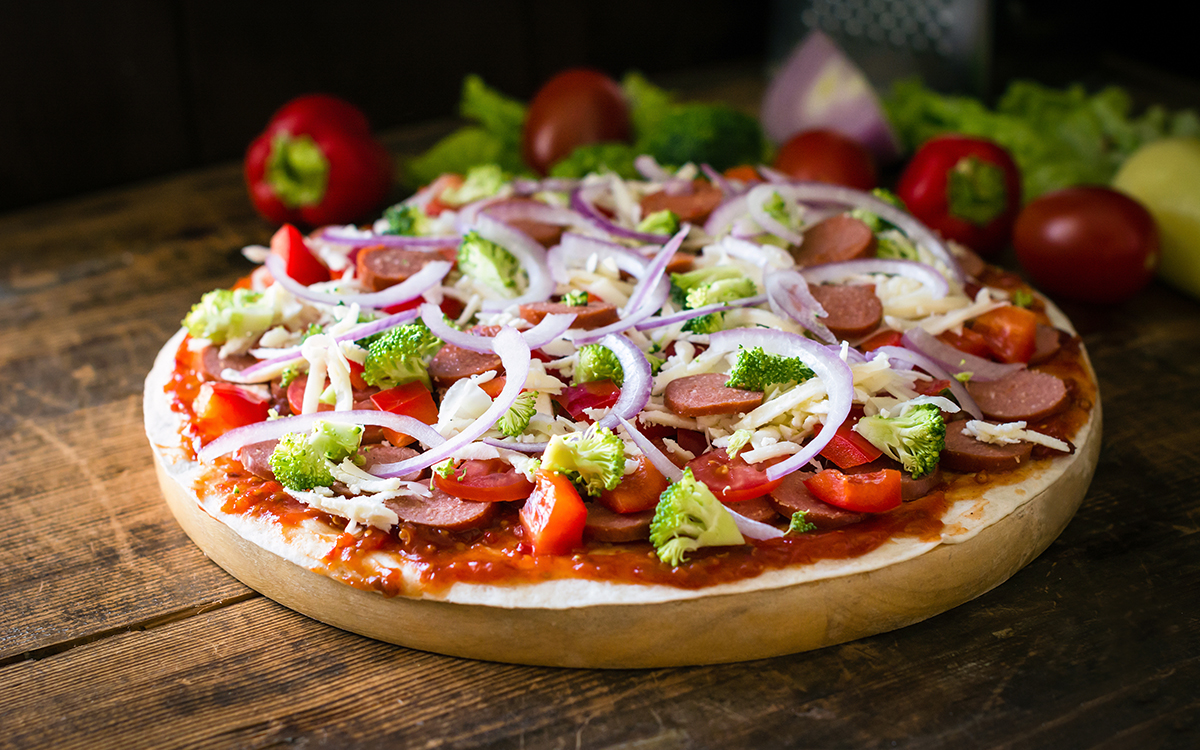 Pizza con salchichas y verduras