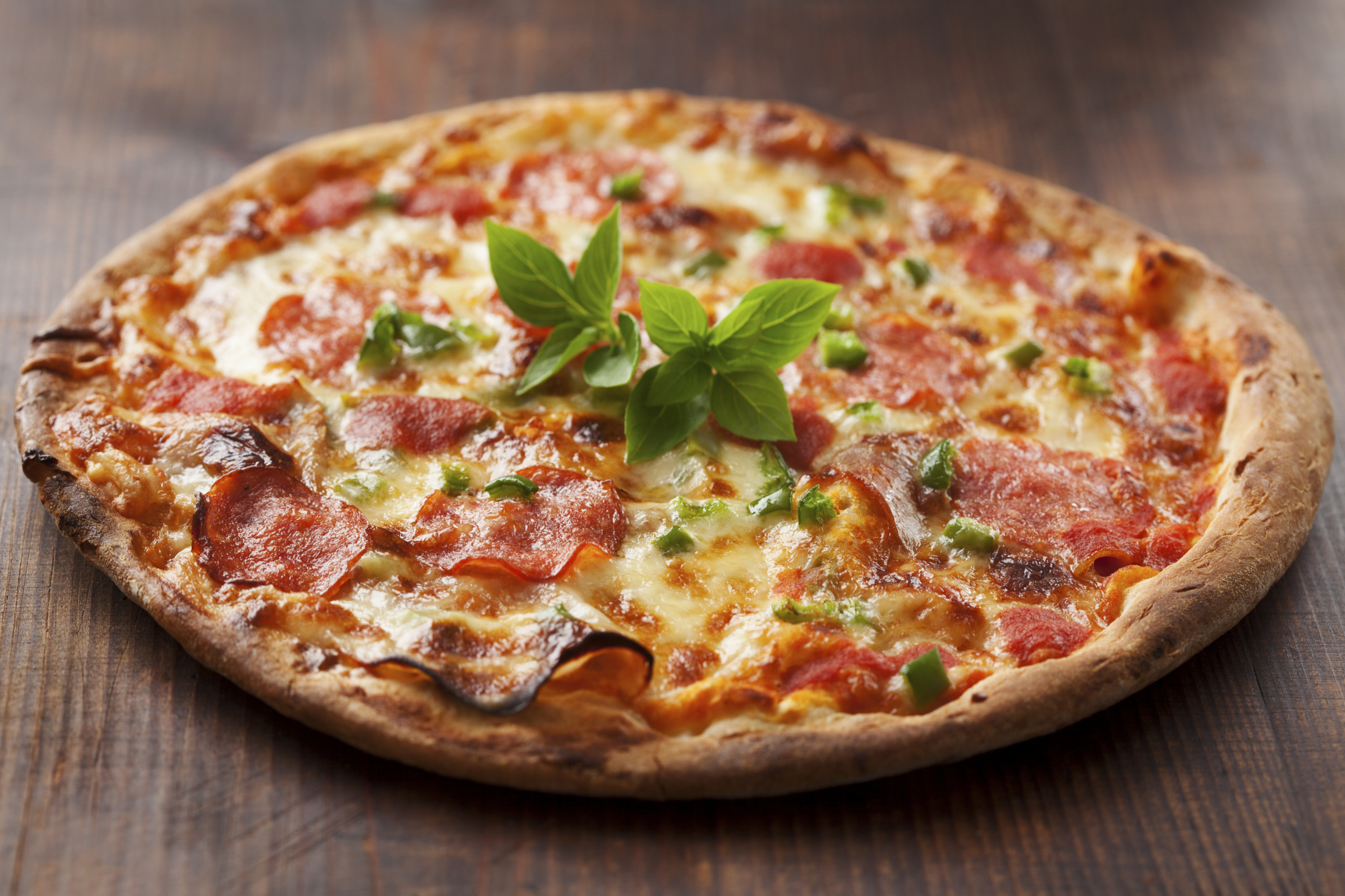 Pizza con tomate, queso y salame