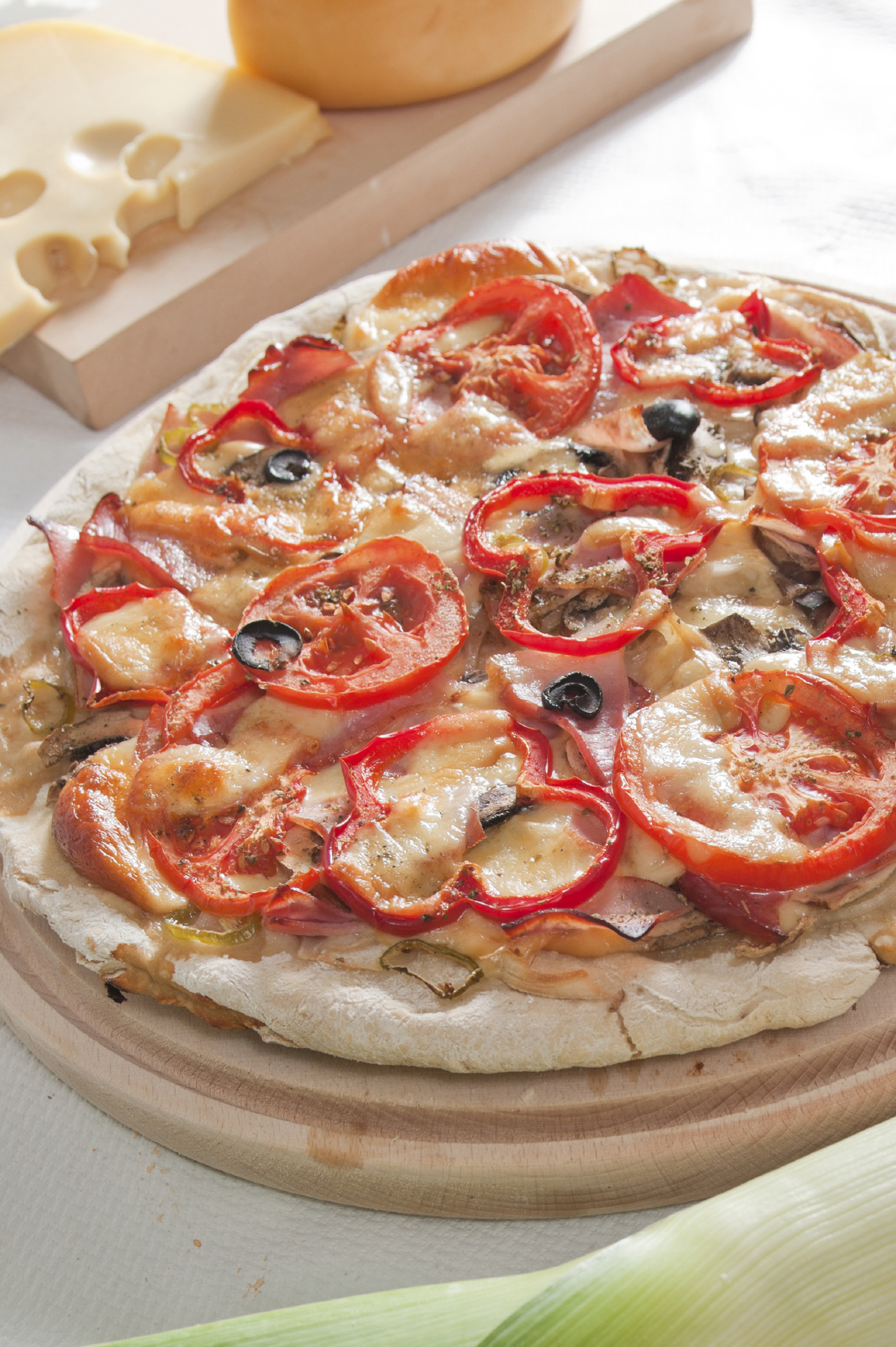 Pizza con york, morrones y tomate fresco