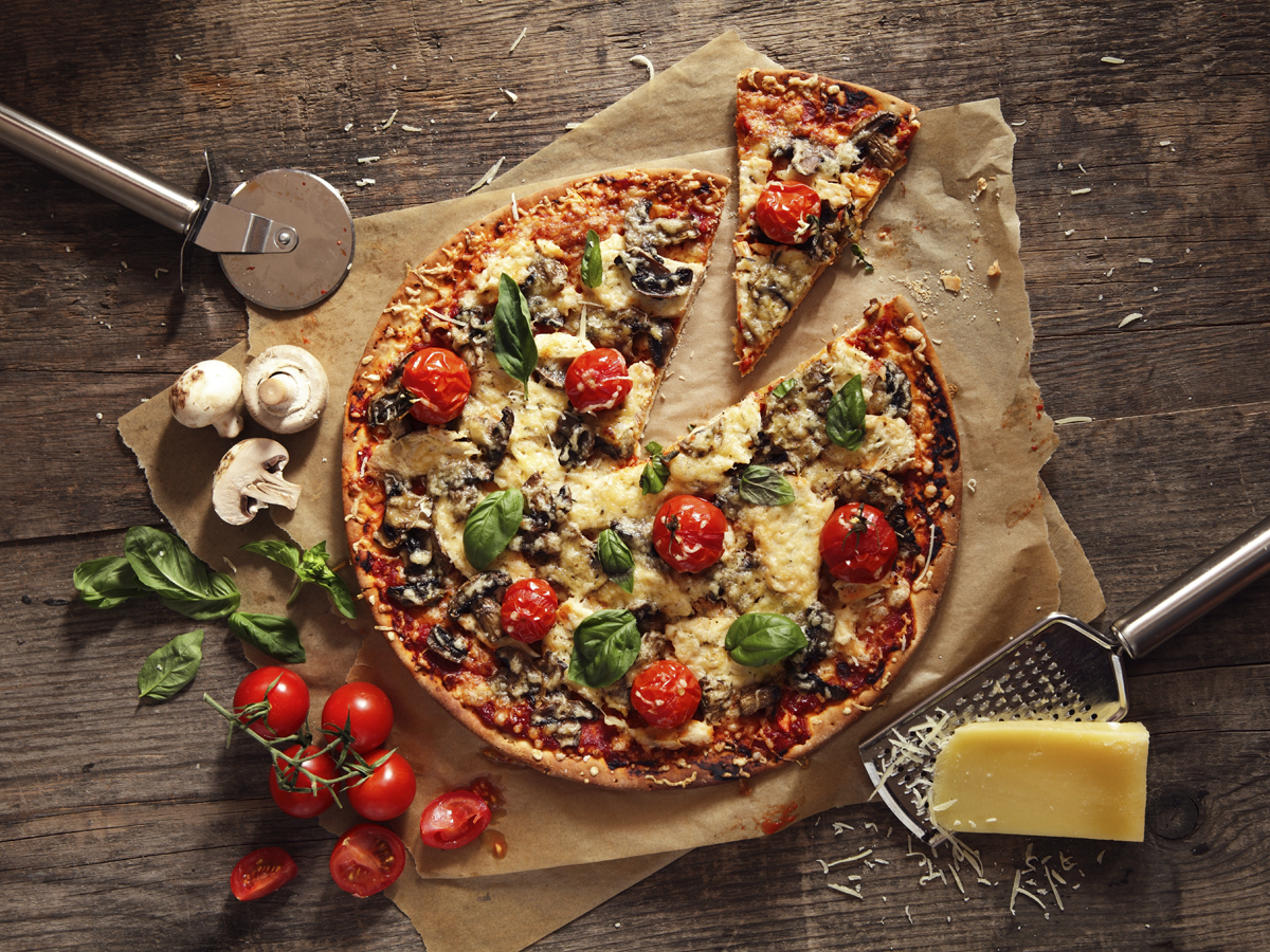 Pizza de champiñones, tomate fresco, albahaca y queso grana padano