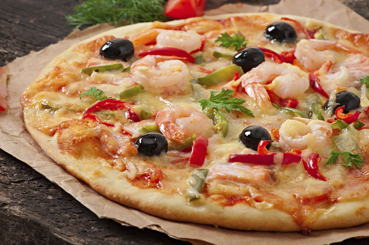 Pizza de gambas, salmón ahumado y aceitunas negras