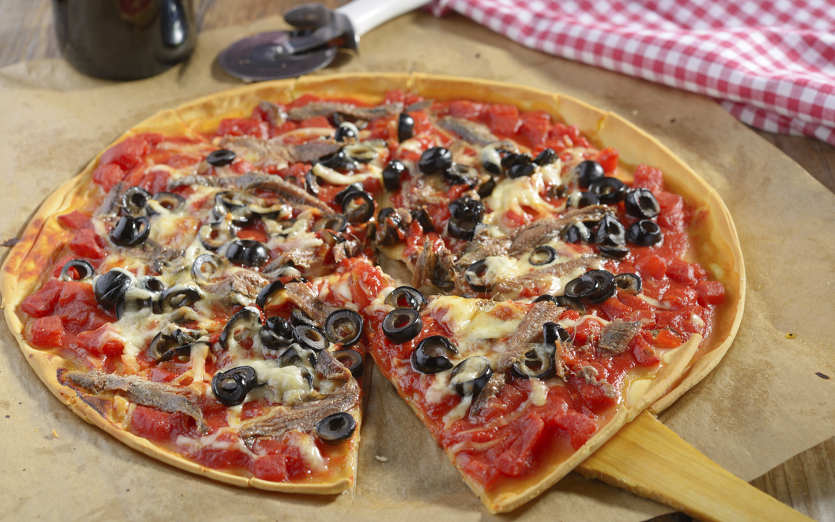 Pizza de anchoas y olivas