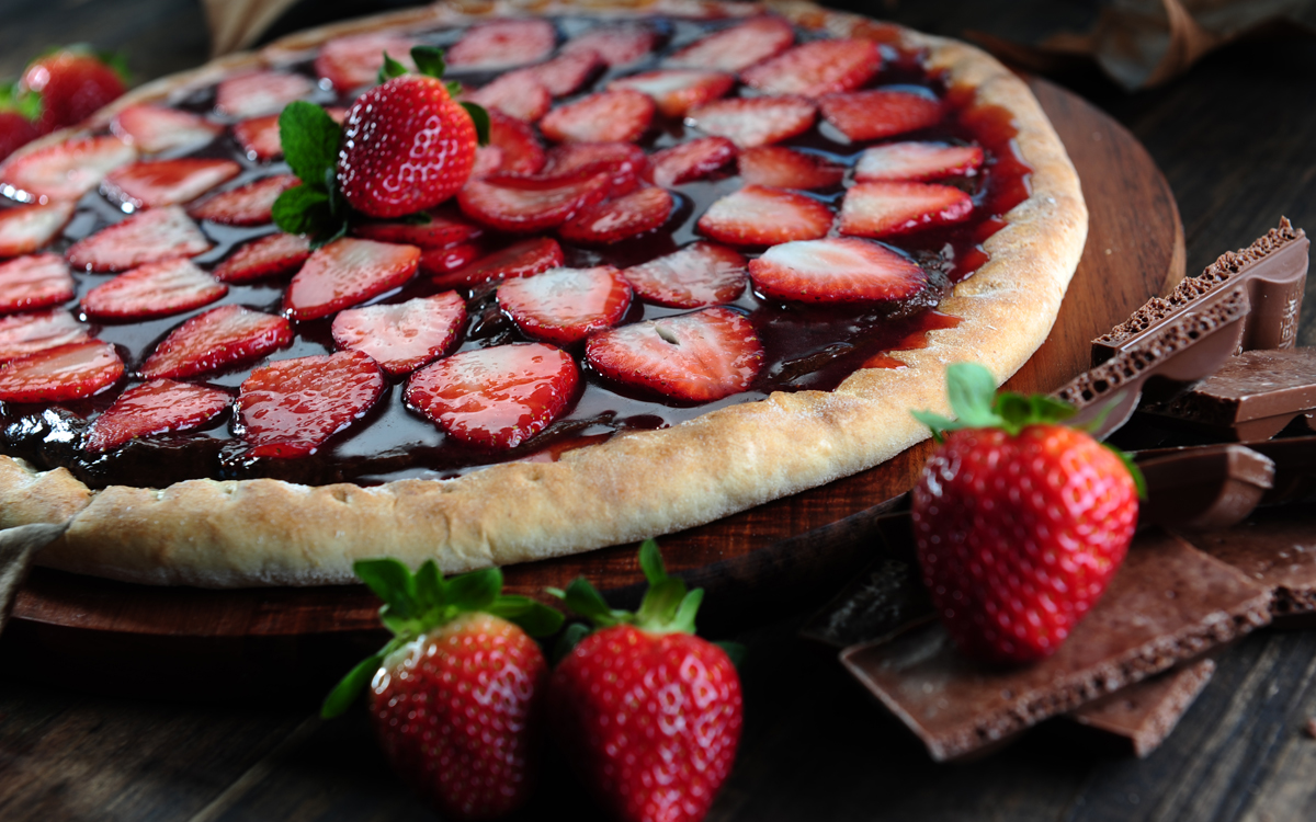 Pizza dulce de fresas y chocolate