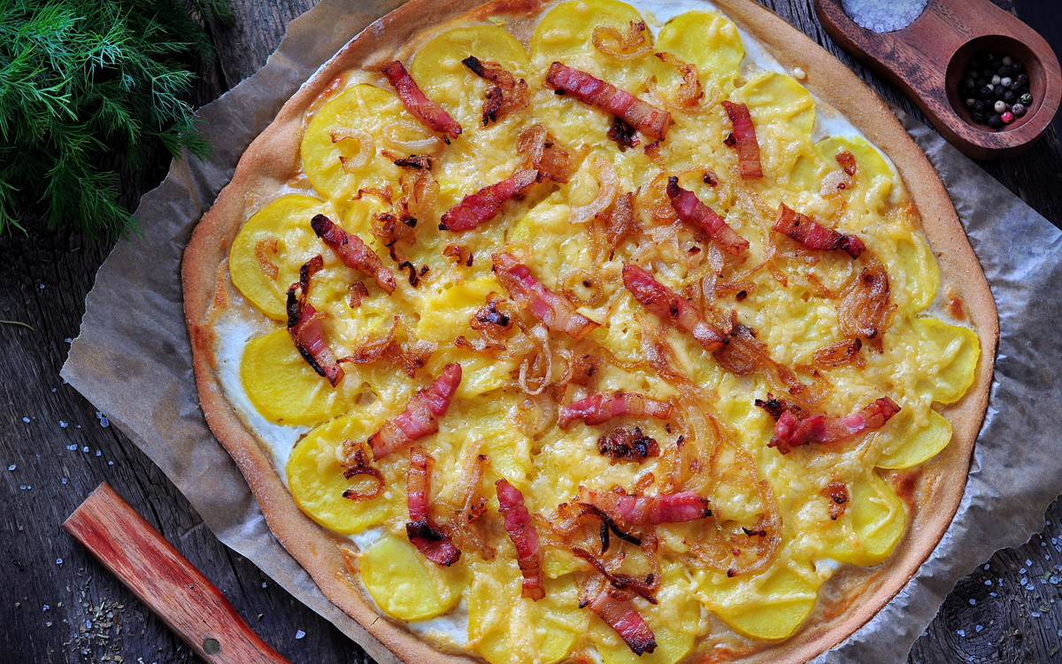 Pizza francesa o tartiflette de patatas con queso y bacón