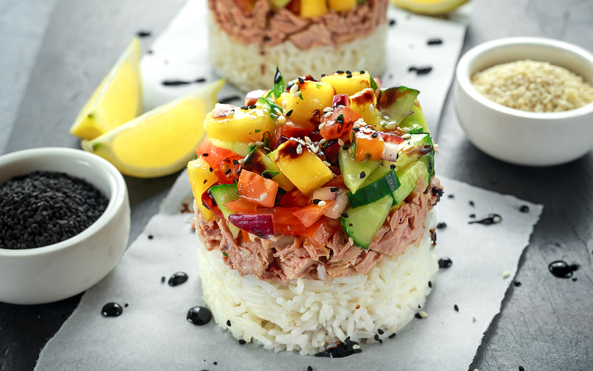 Poke de atún con mango y pepino