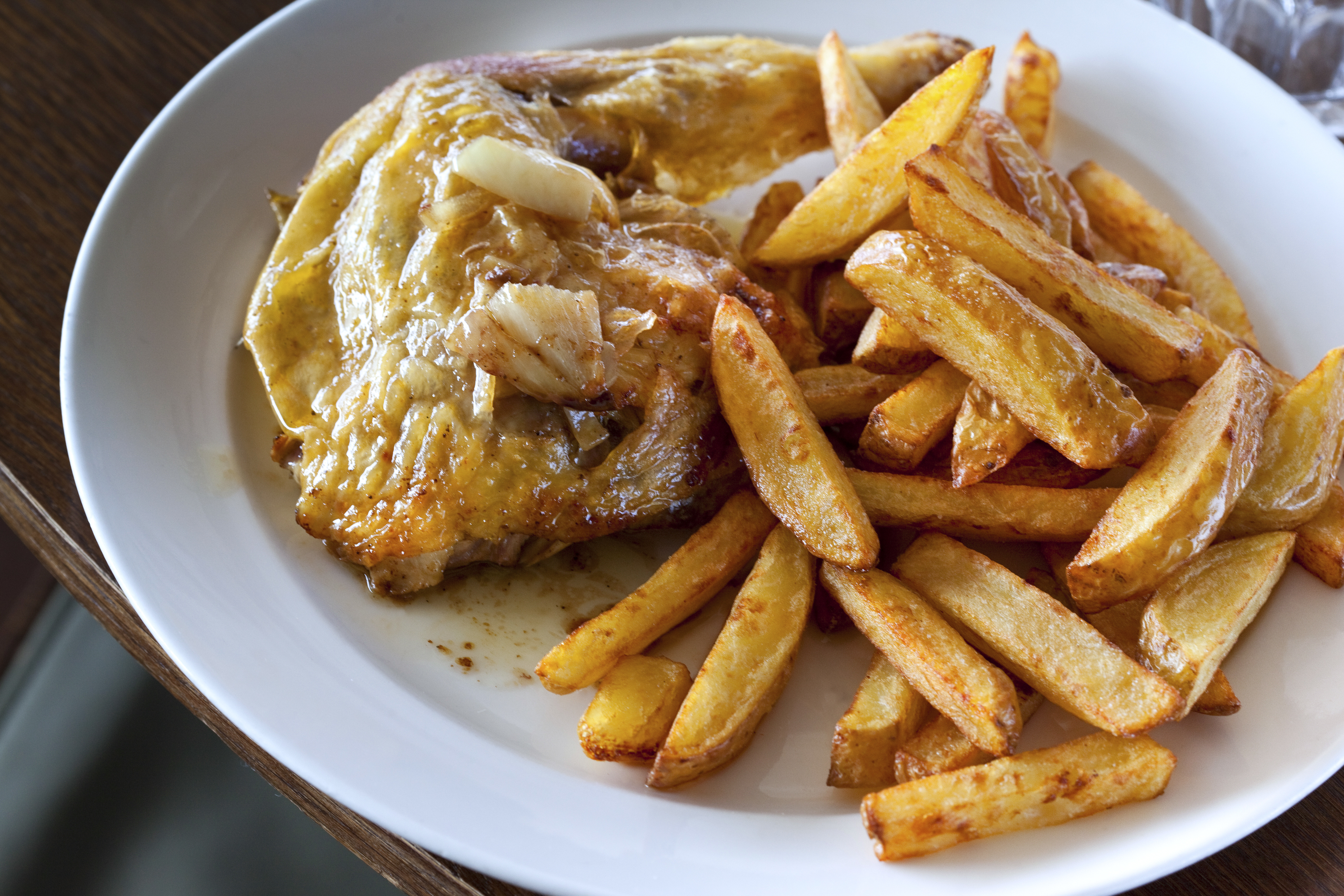 Pollo al ajillo con patatas fritas
