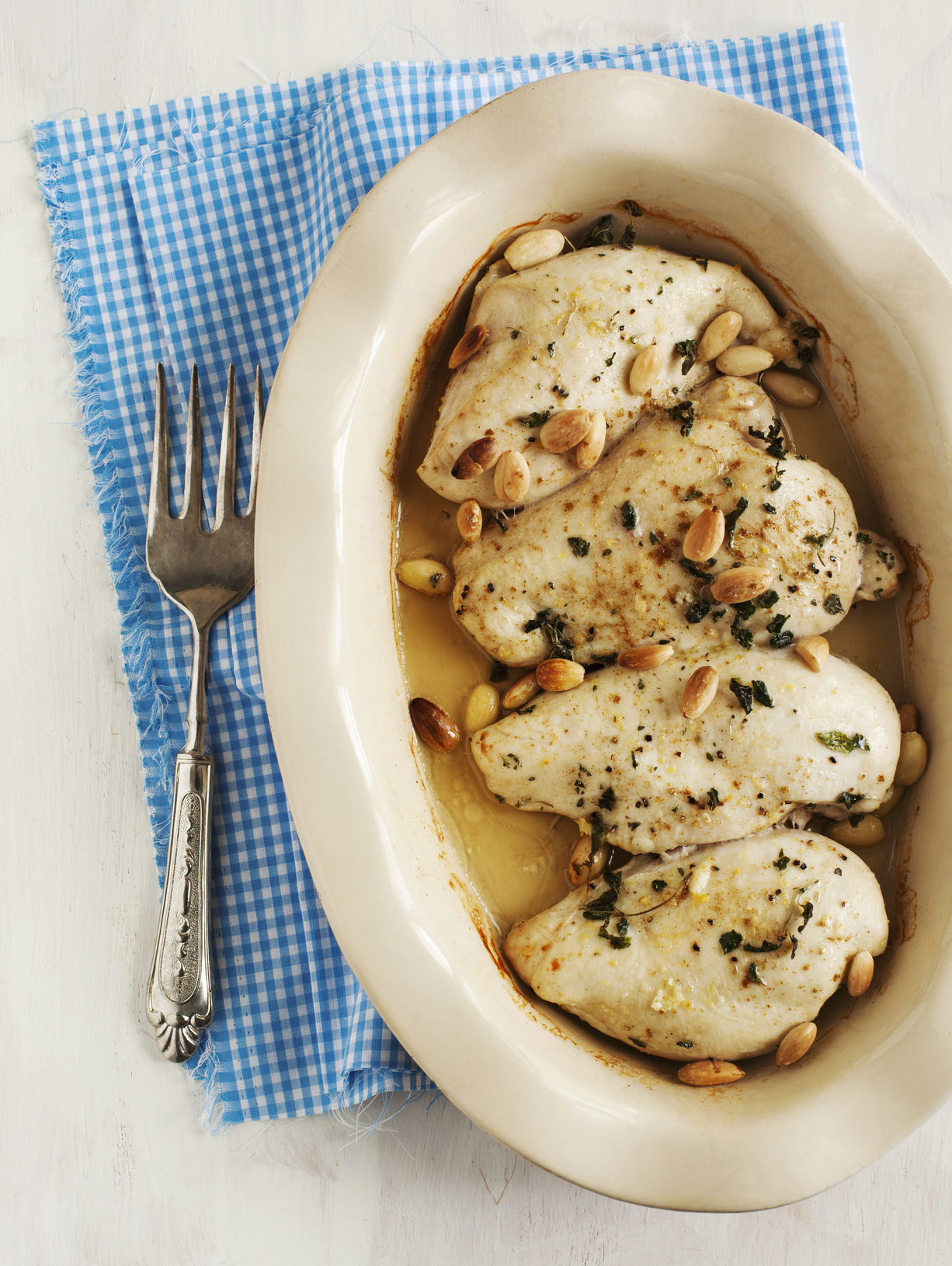 Pollo con piñones al limón