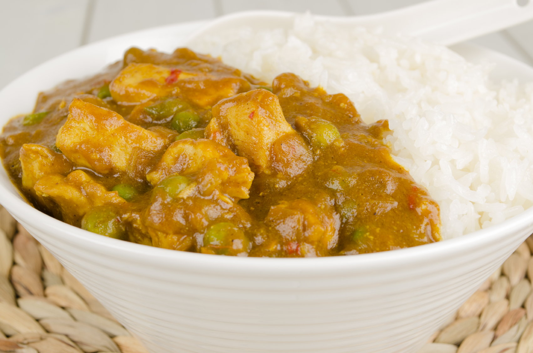 Pollo con champiñones y guisantes al curry