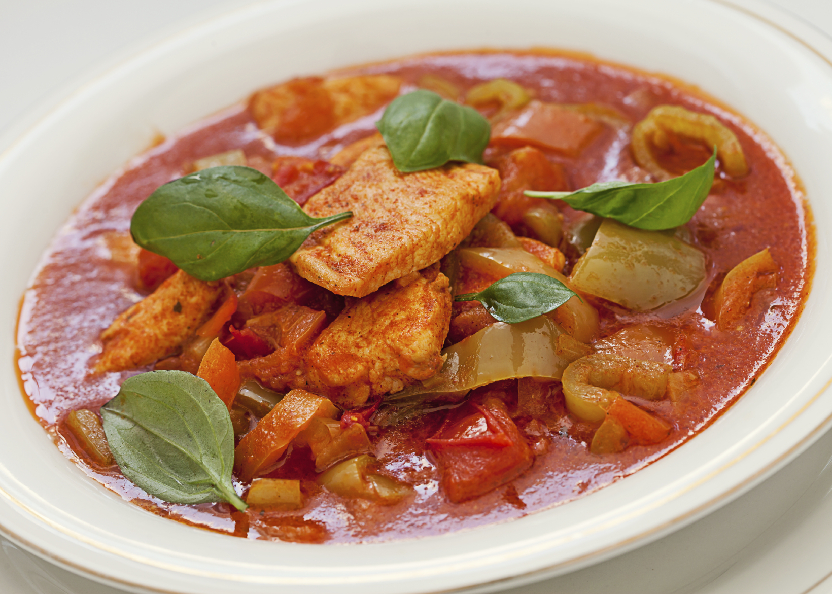 Pollo guisado con salsa de tomate y cerveza