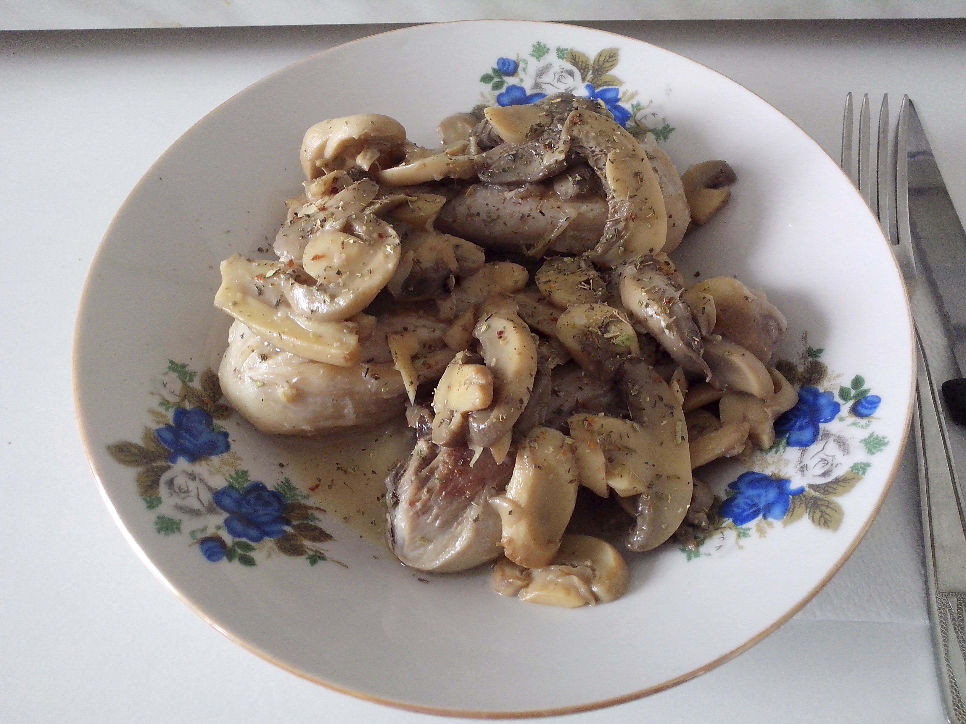 Pollo a la mantequilla con champiñones y vino rosado