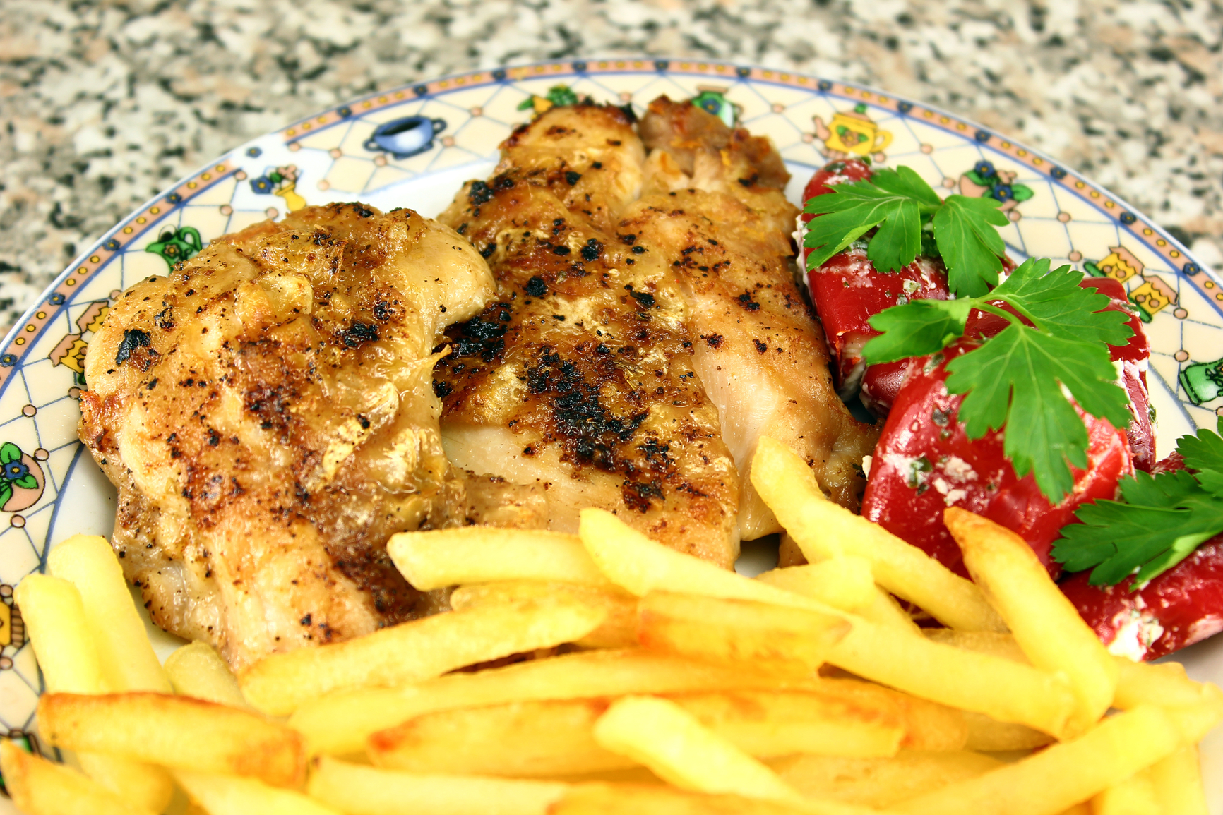 Pollo con patatas fritas y pimientos rojos