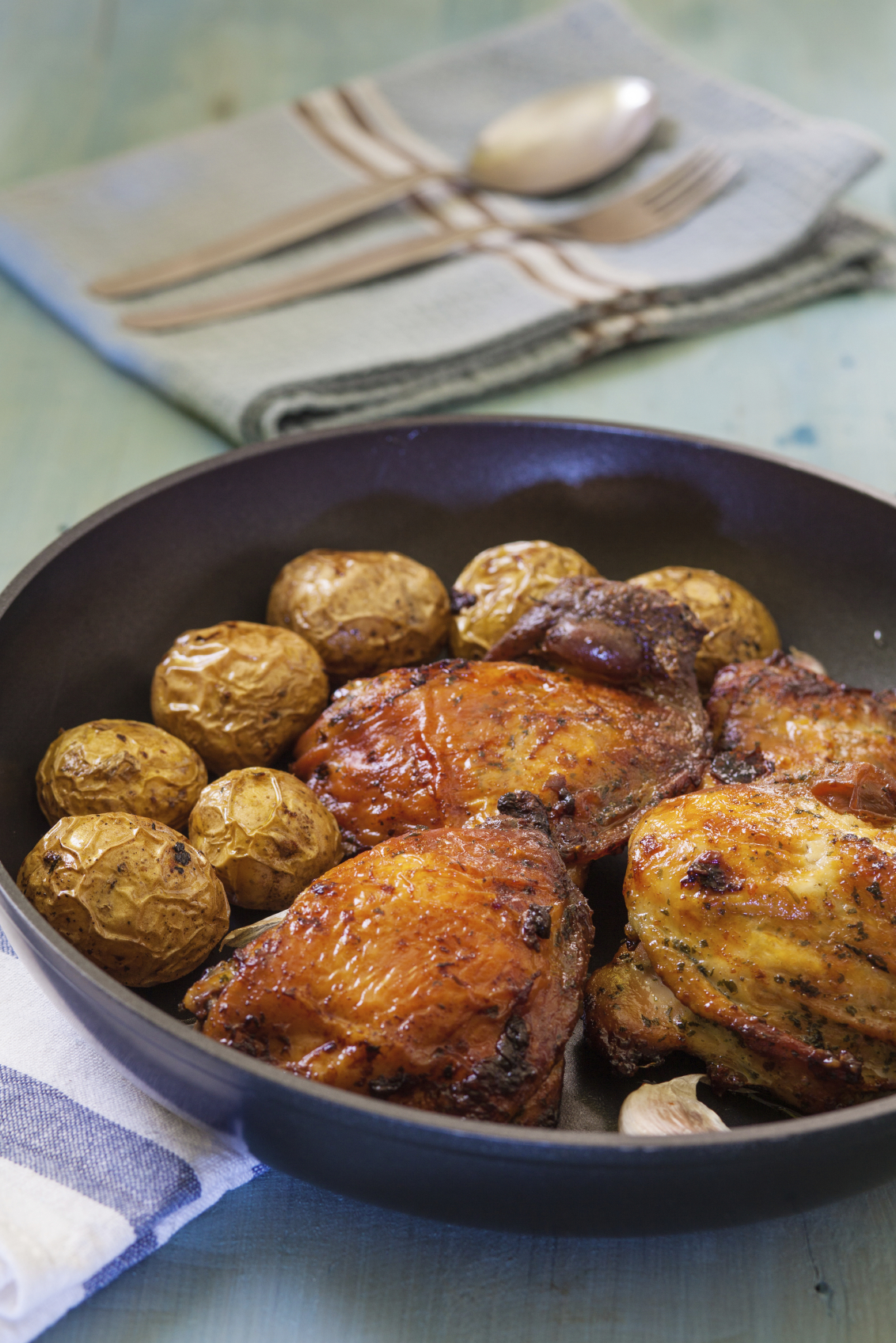 Pollo al paté de foie con papas y batatas a la miel