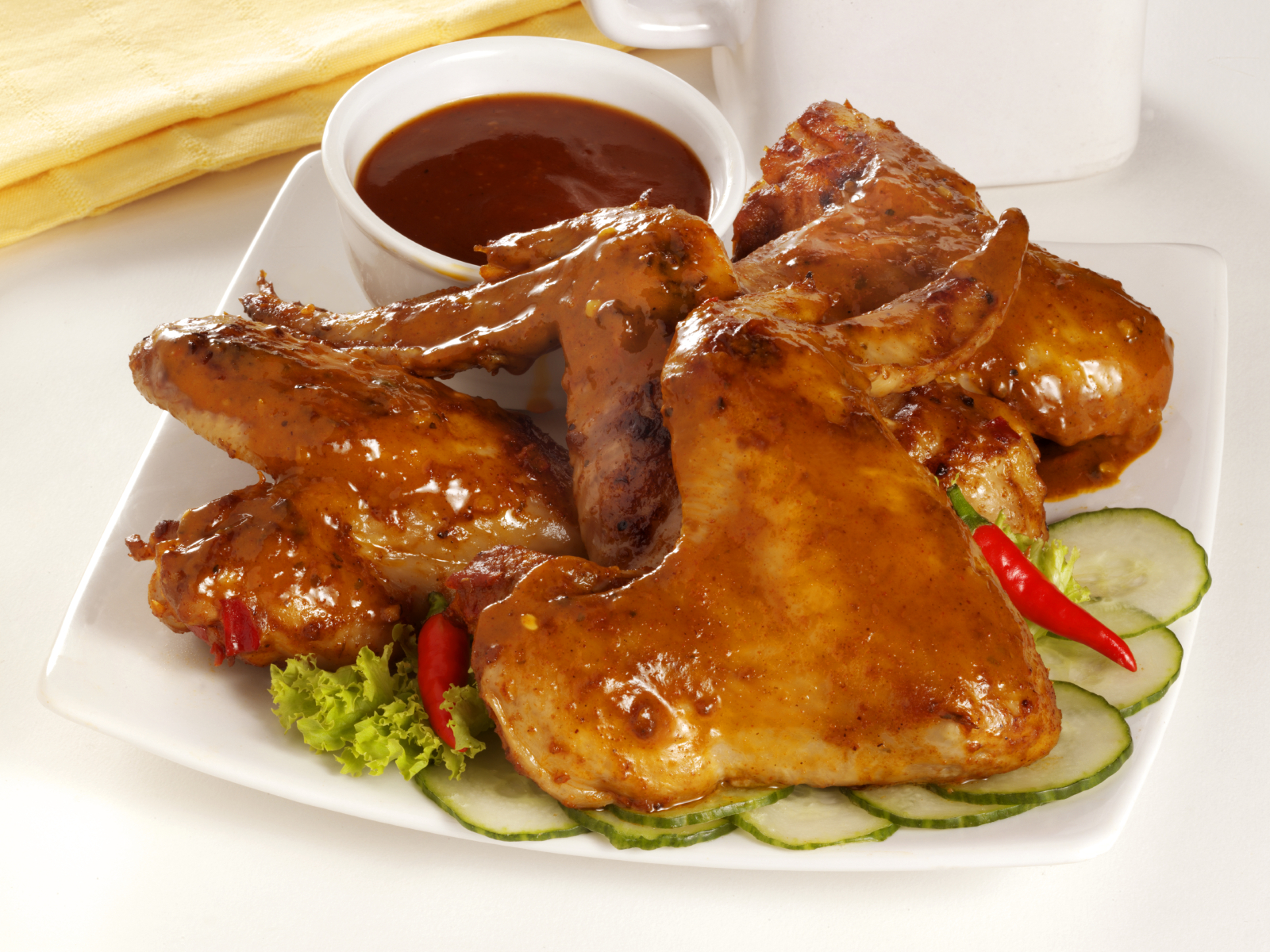 Pollo picoso en salsa de chile de árbol