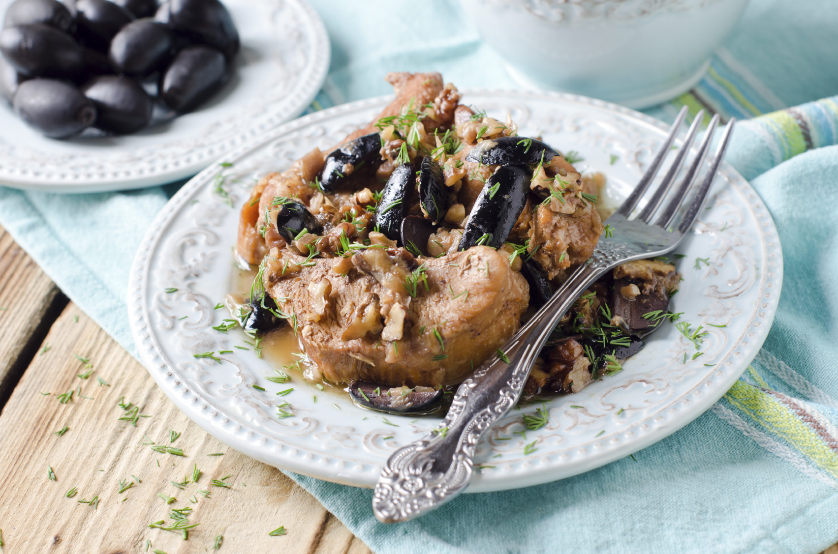 Pollo con salsa de champiñones y aceitunas