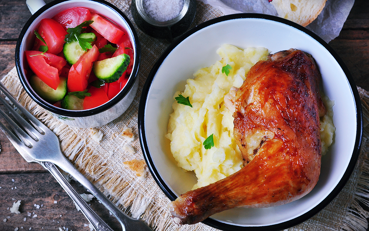 Pollo asado con puré de patatas