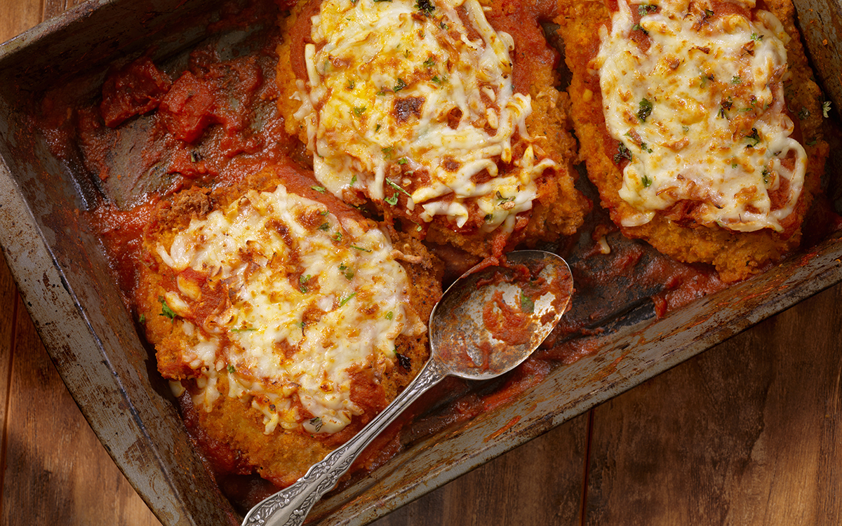 Pollo empanado con tomate y queso gratinado  