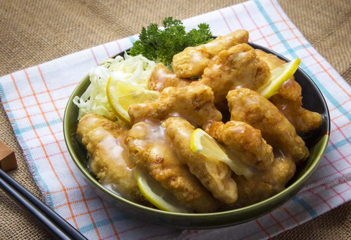 Pollo rebozado con salsa de limón 