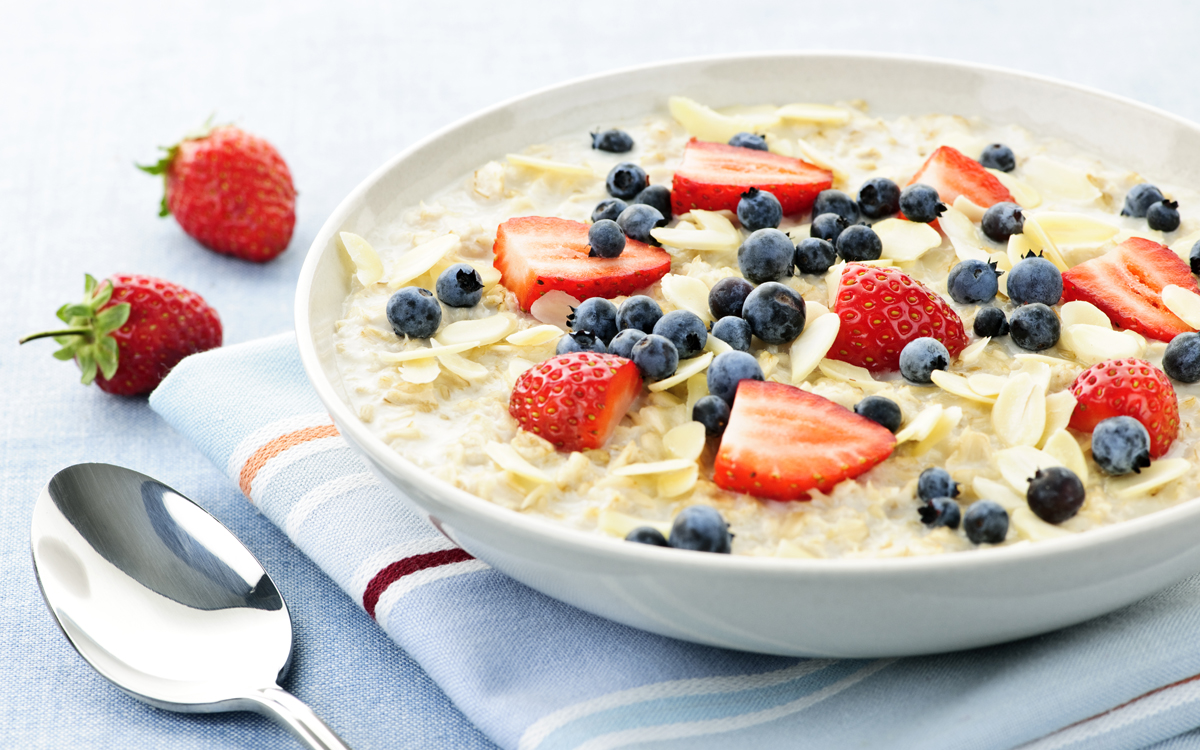 Porridge de avena con fresas, arándanos y almendra