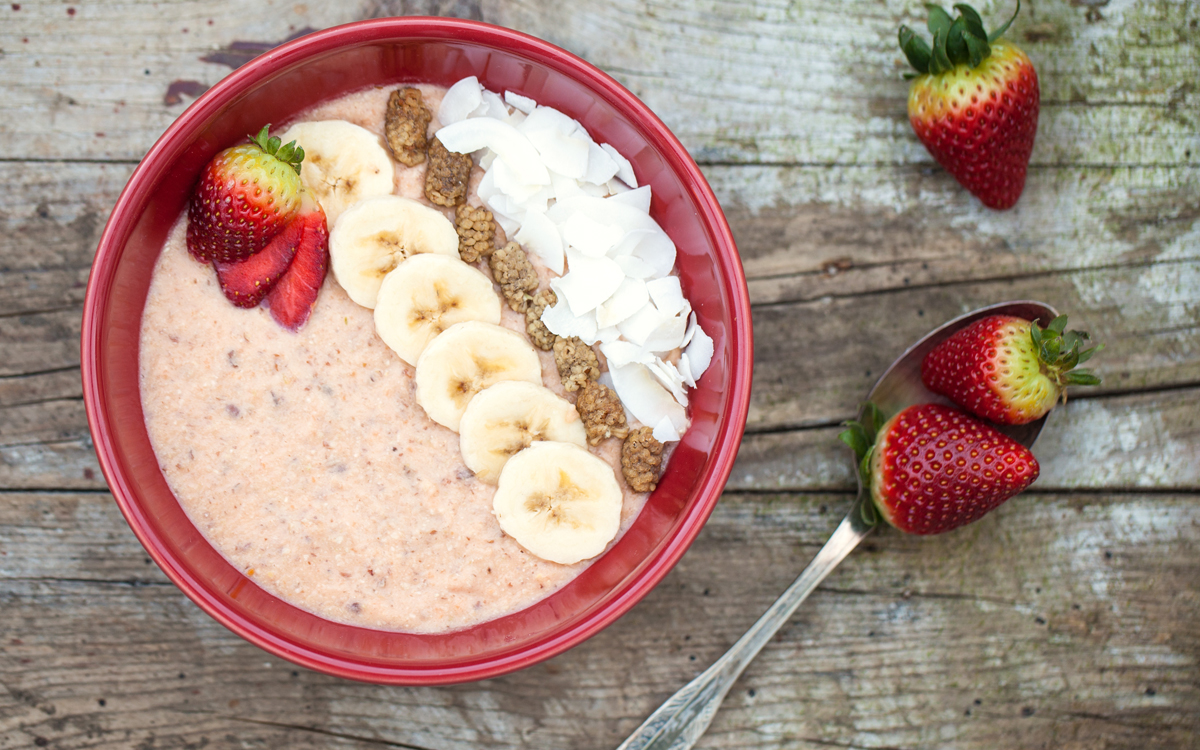 Porridge de avena con leche de soja, fresas, plátano y coco