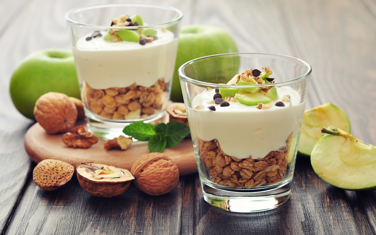 Postre de yogur, manzana y granola