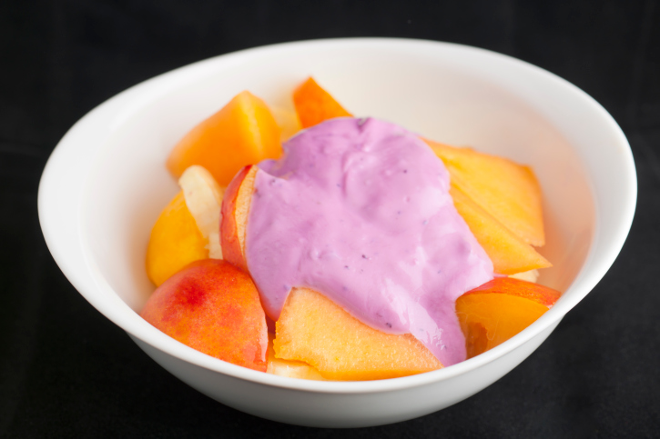 Postre con melocotón y arándanos azules