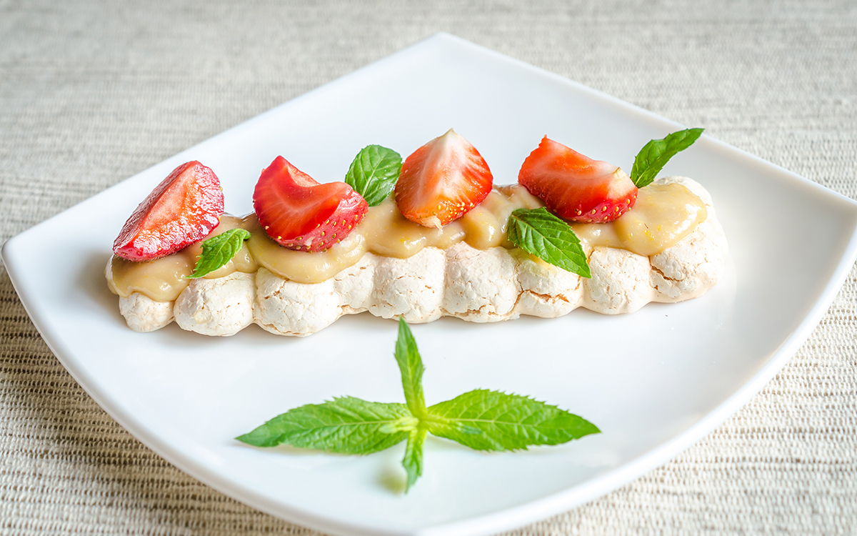 Postre de merengue de crema y fresas