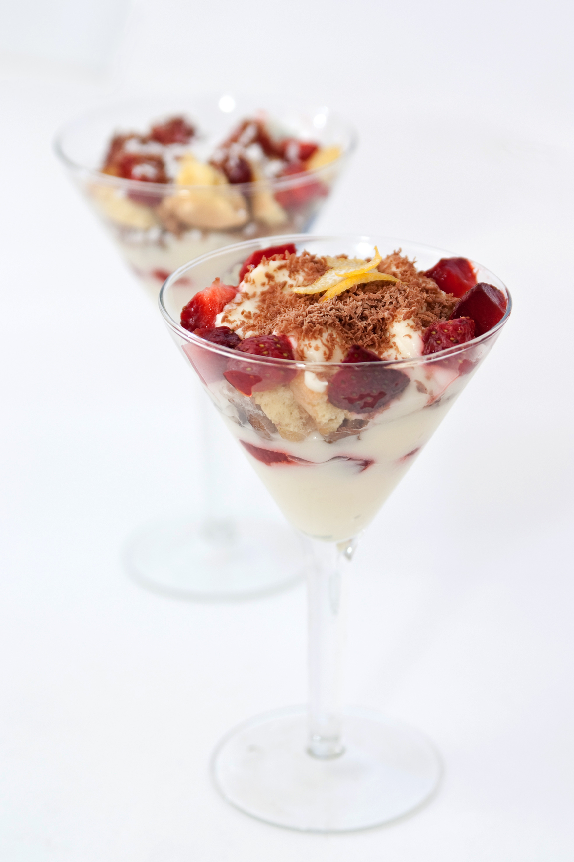 Postre para diabeticos, galleta, queso mascarpone y frutos del bosque