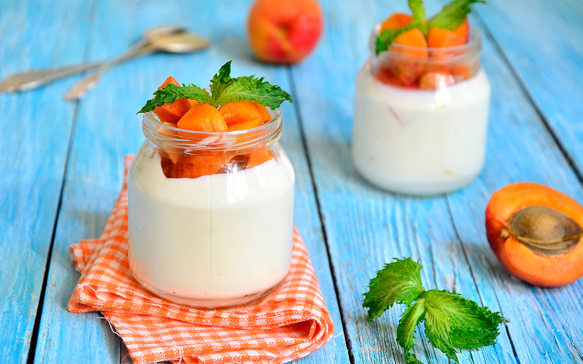 Postre de yogur griego con albaricoques