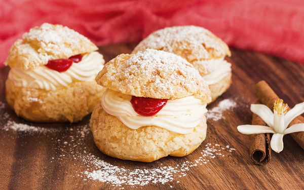 Profiteroles o petit choux rellenos de crema