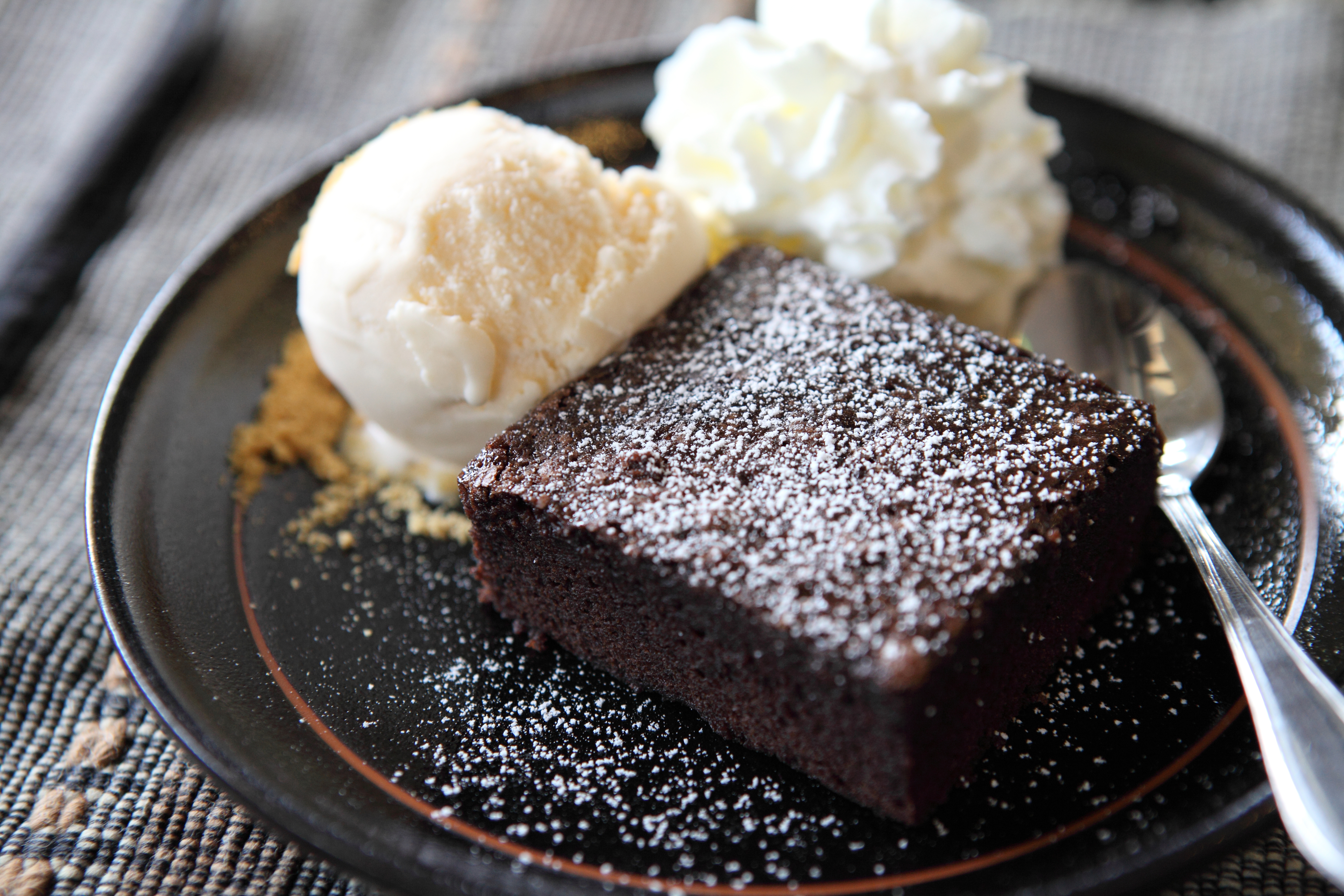 Bollos de chocolate fondant con helado