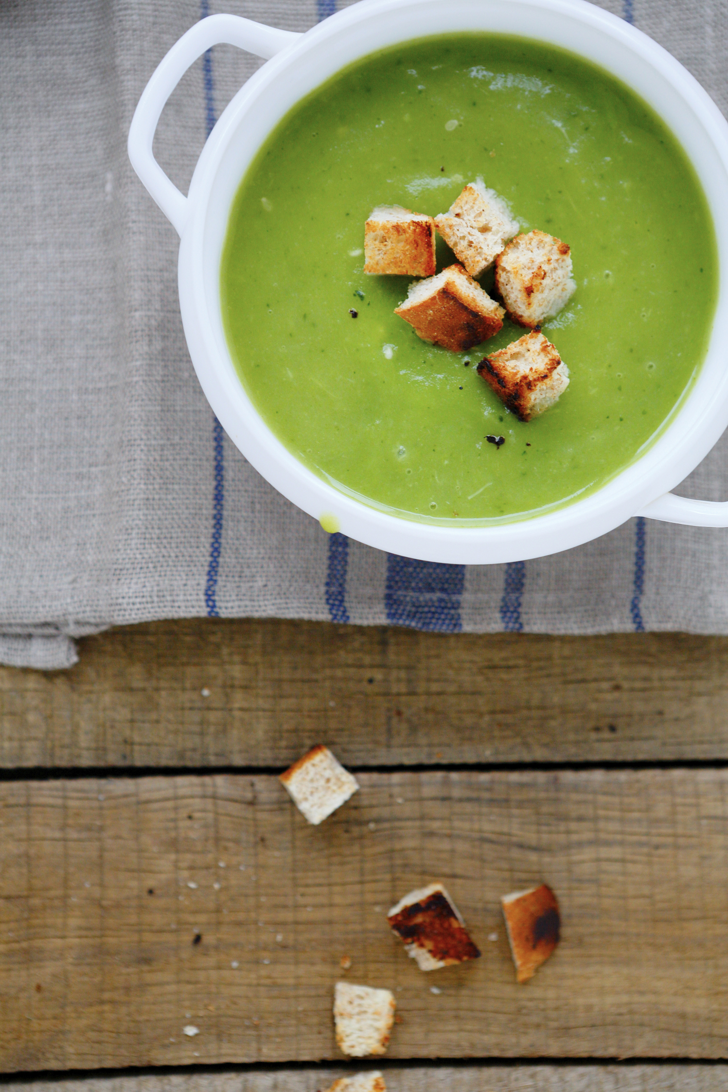 Puré de calabacín con hojas de lechuga y picatostes