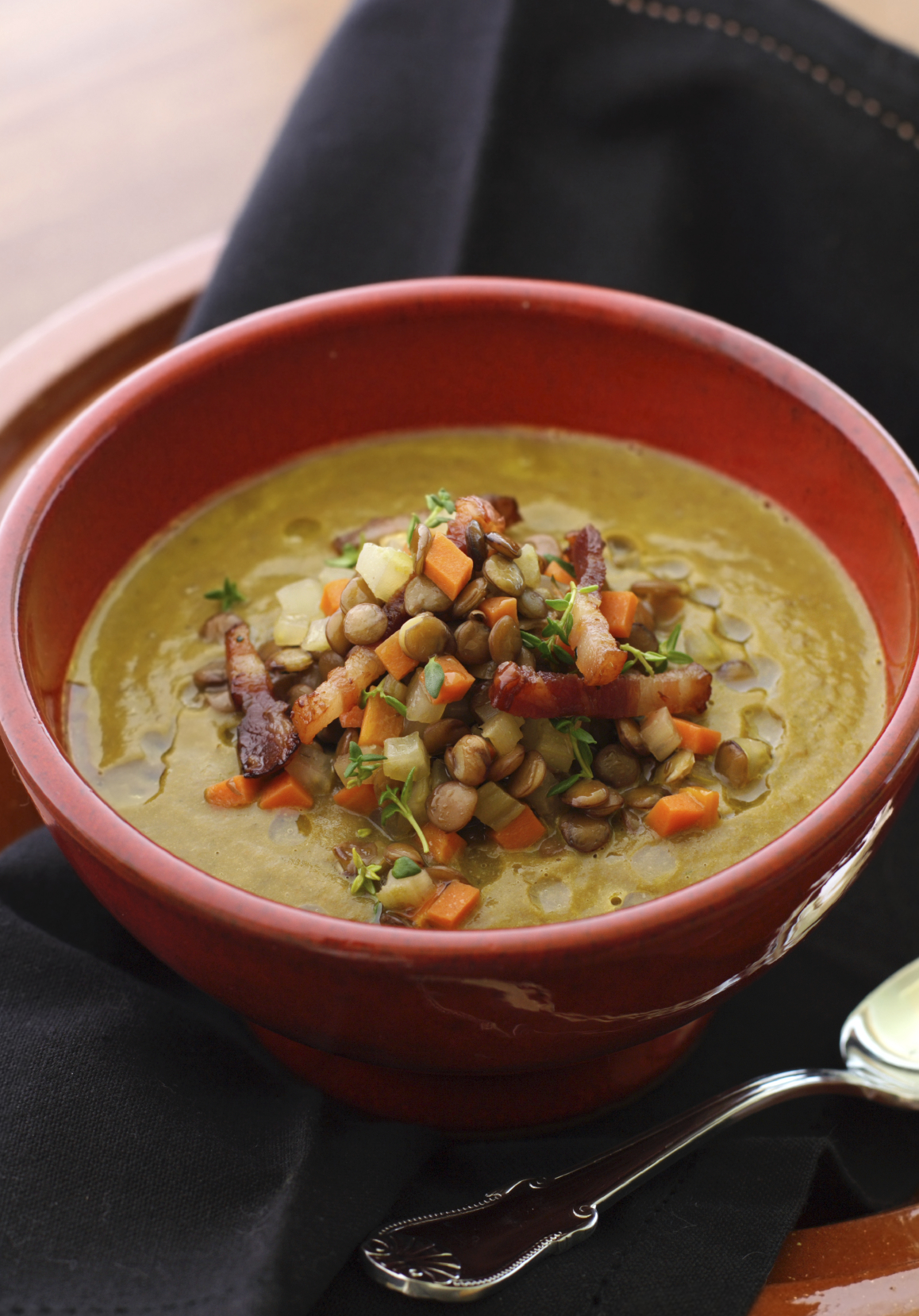 Puré de lentejas con verduras y bacón