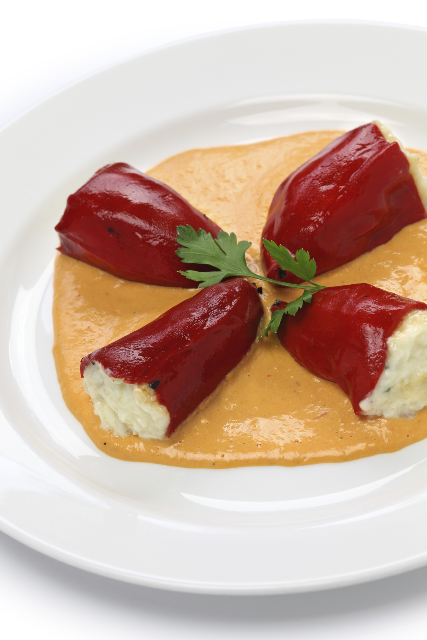 Pimientos del piquillo rellenos con salsa