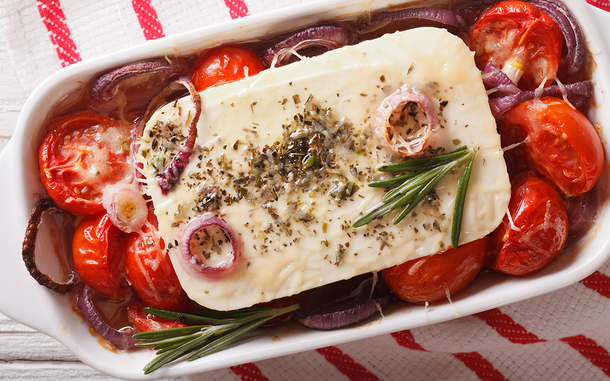 Queso provolone al horno con hierbas, tomates y cebolla