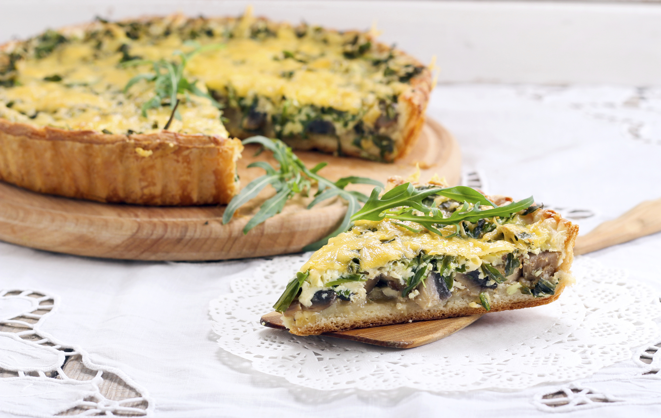 Quiche de espinacas, pasas y hongos