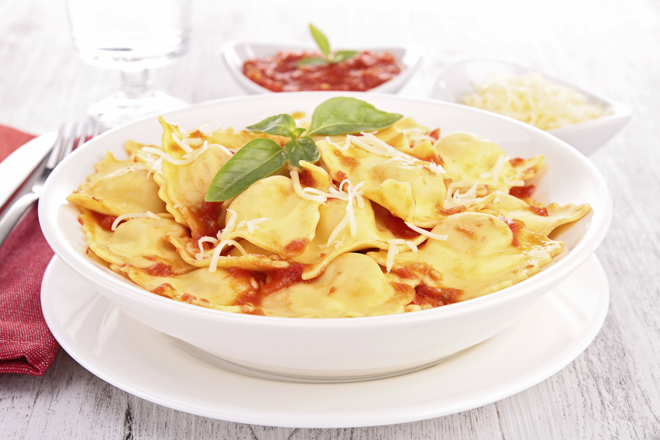 Ravioli de carne con tomate fresco y salsa de espinacas