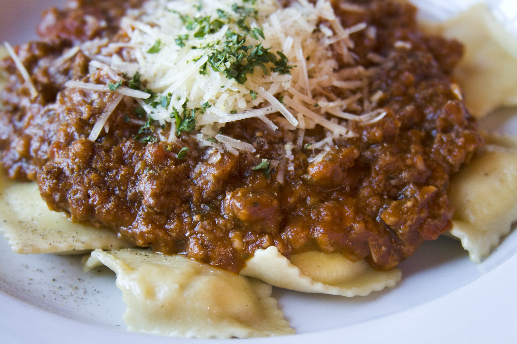 Raviolis de carne con salsa boloñesa