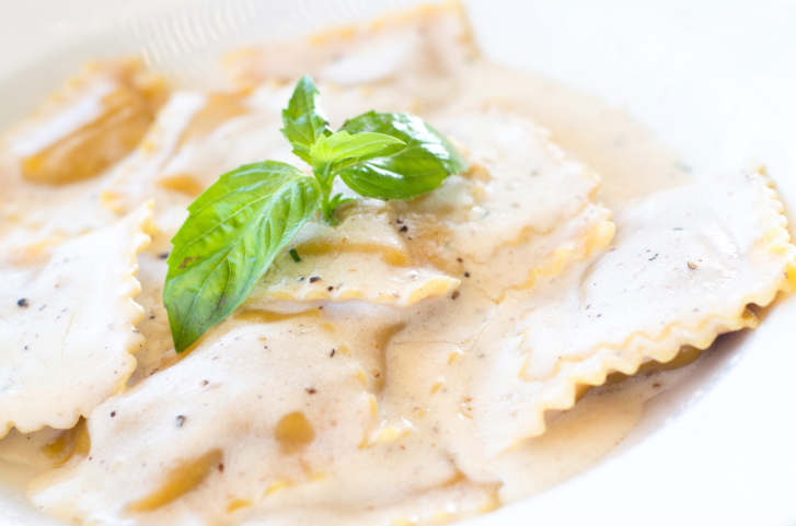 Raviolis con salsa de queso azul