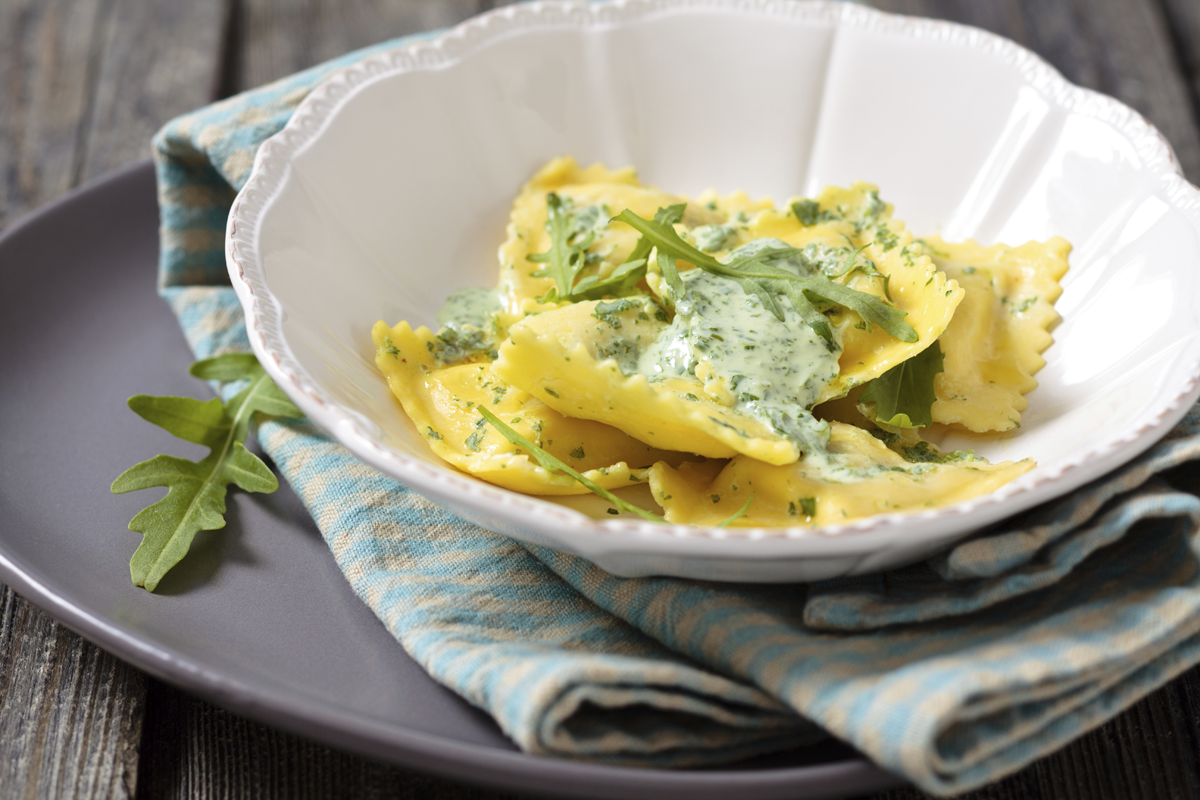 Raviolis con salsa de rúcula 