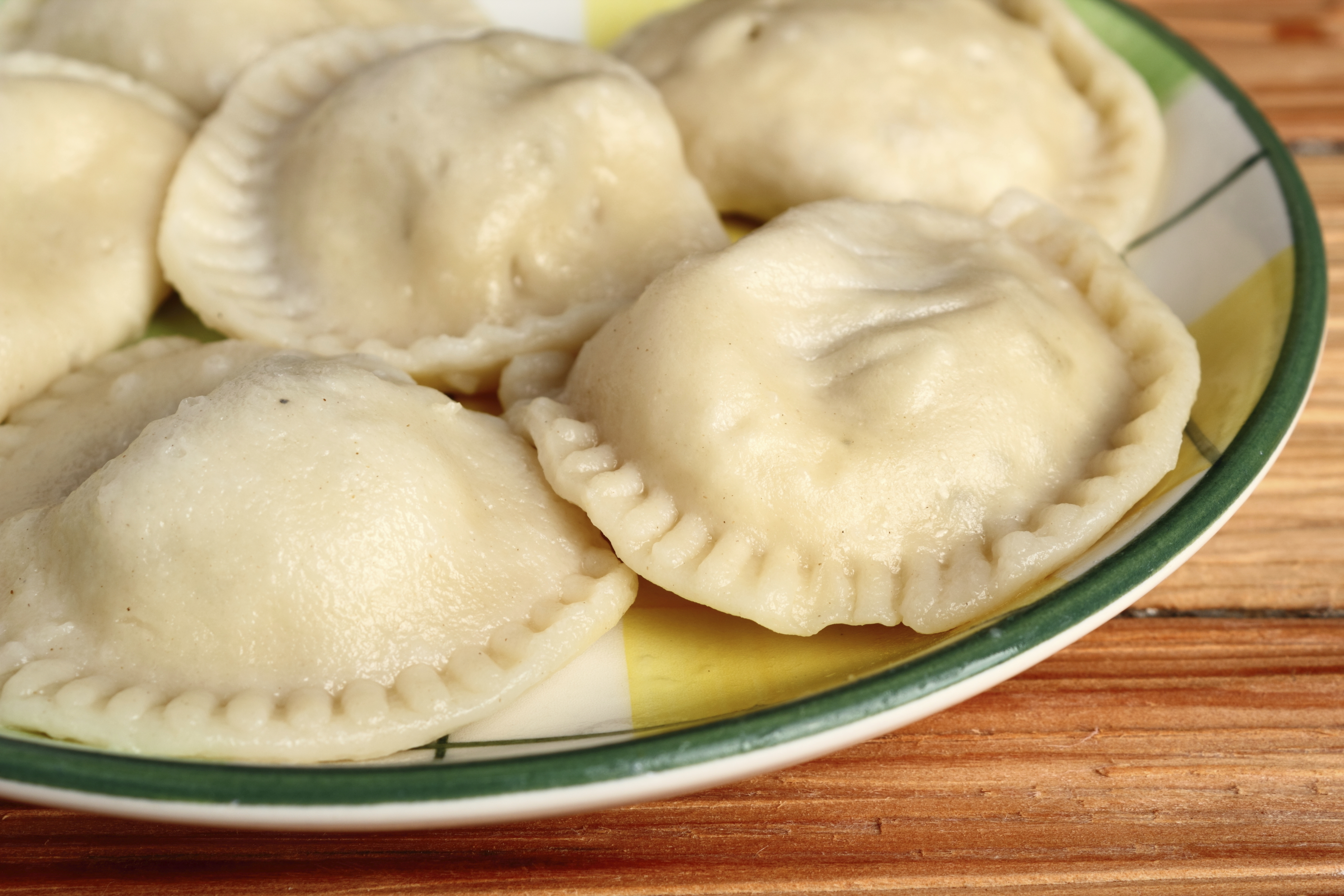 Raviolón de queso ricotta, jamón y nueces