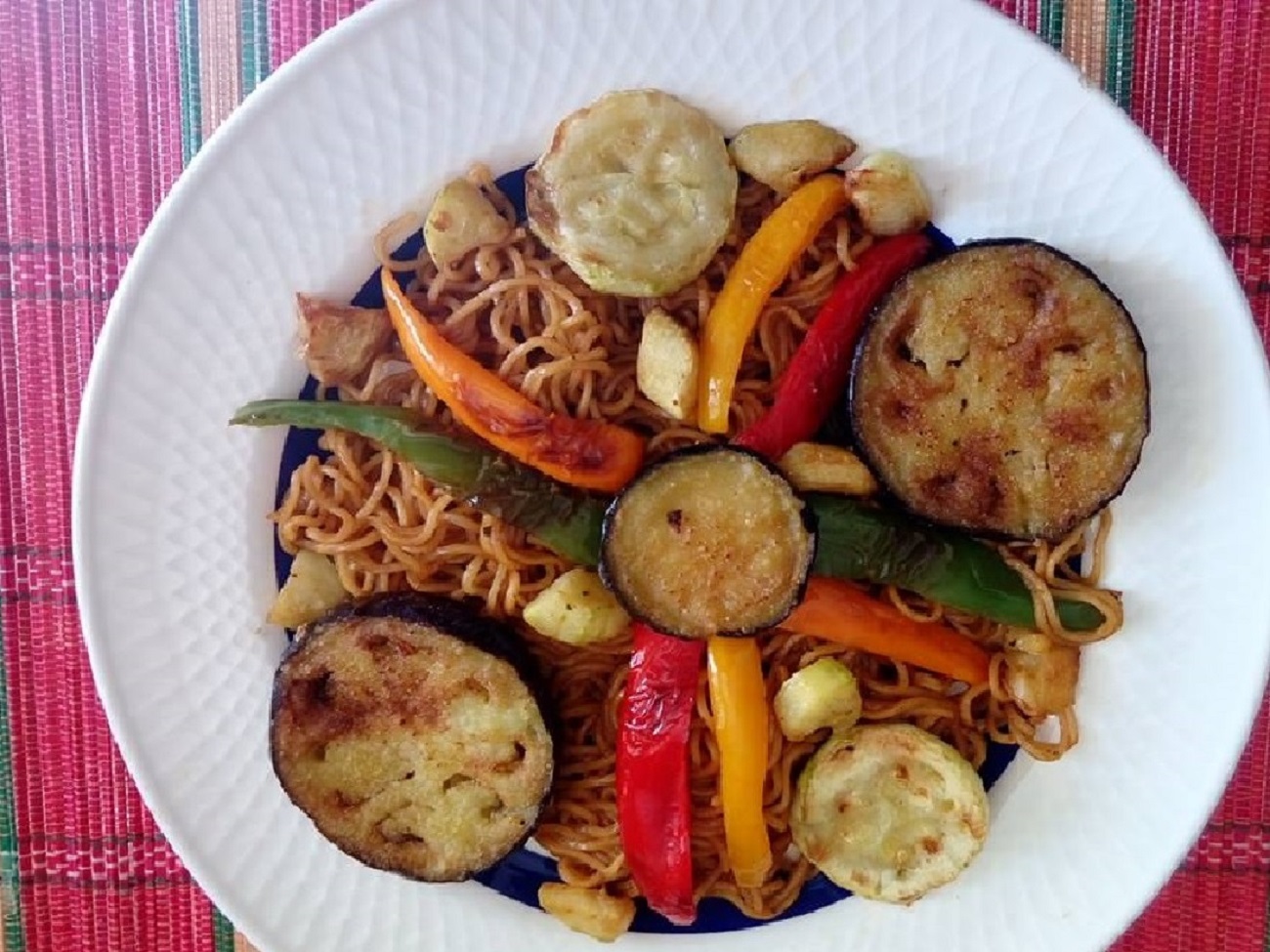 Fideos orientales con verduras