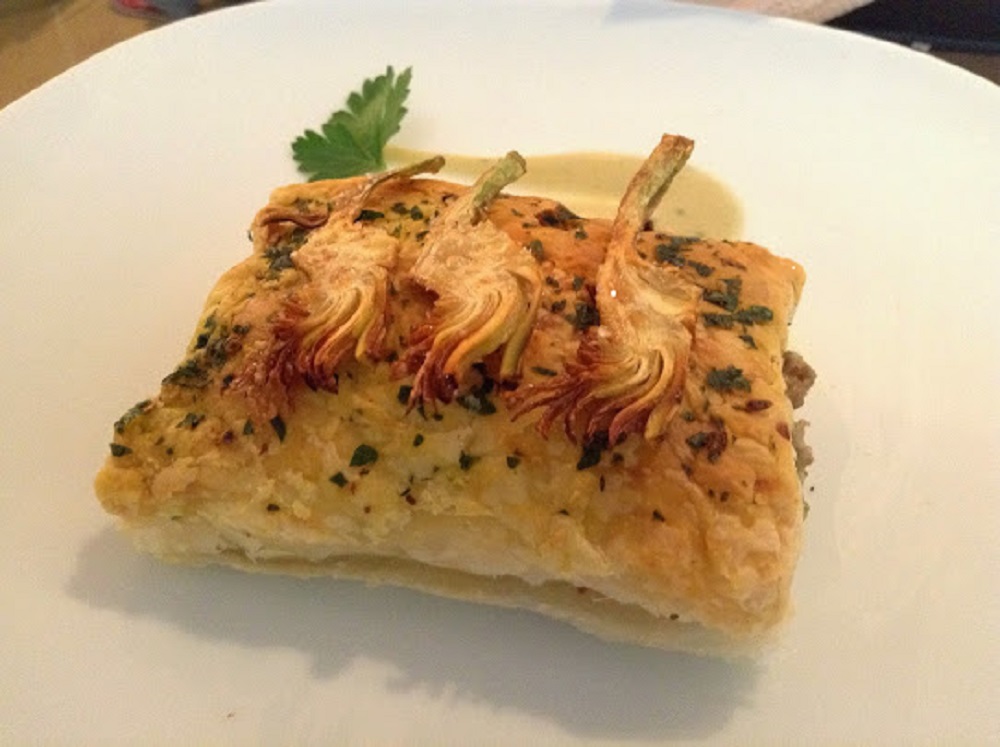 Hojaldre con canelón y chips de alcachofa 