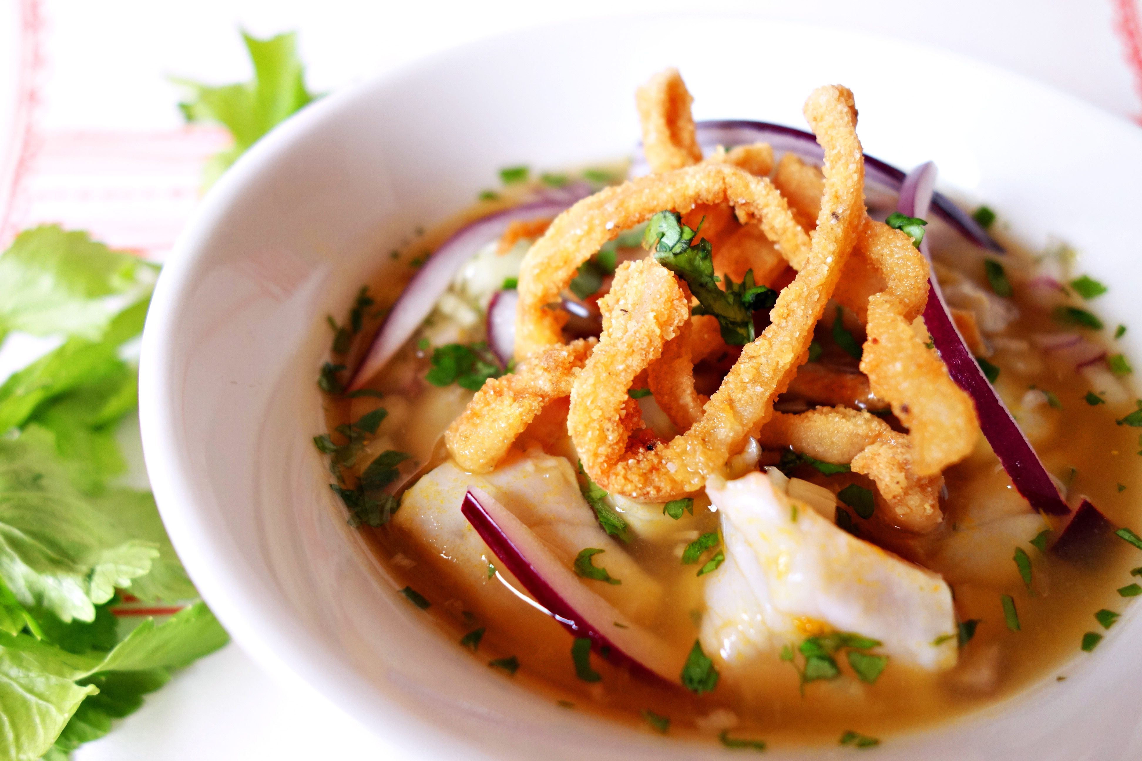 Cebiche de caballa con crujiente de calamar