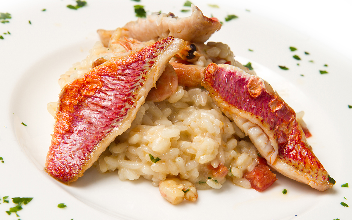 Risotto de marisco con salmonetes