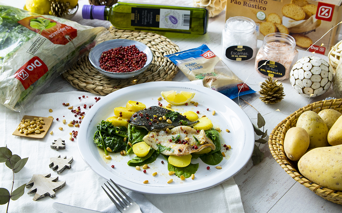 Rodaballo en papillote con espinacas y piñones