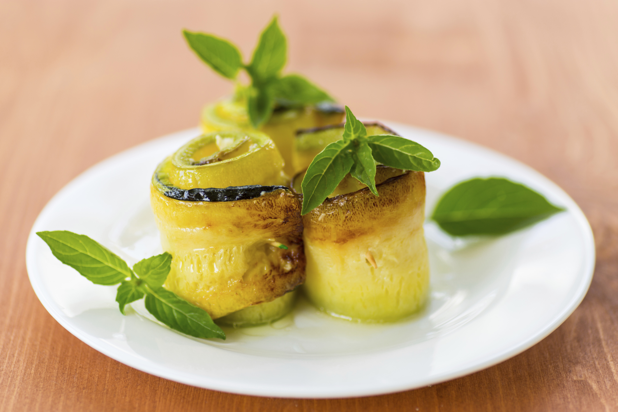 Rollitos de calabacín, bacón y queso cremoso