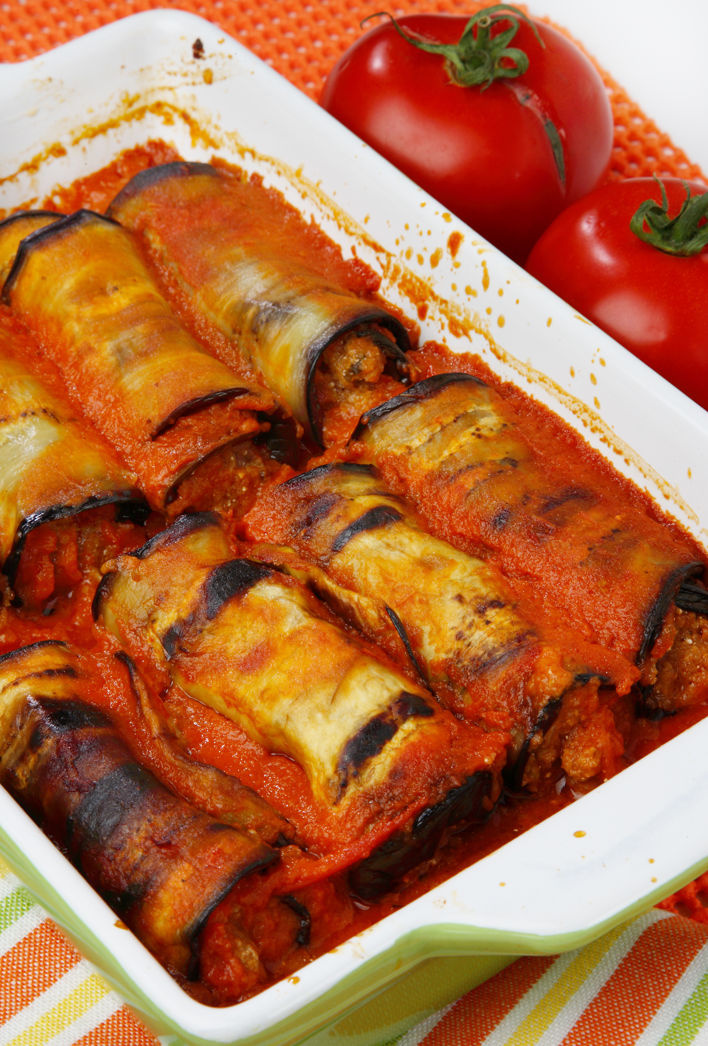 Rollitos de berenjena en salsa de tomate