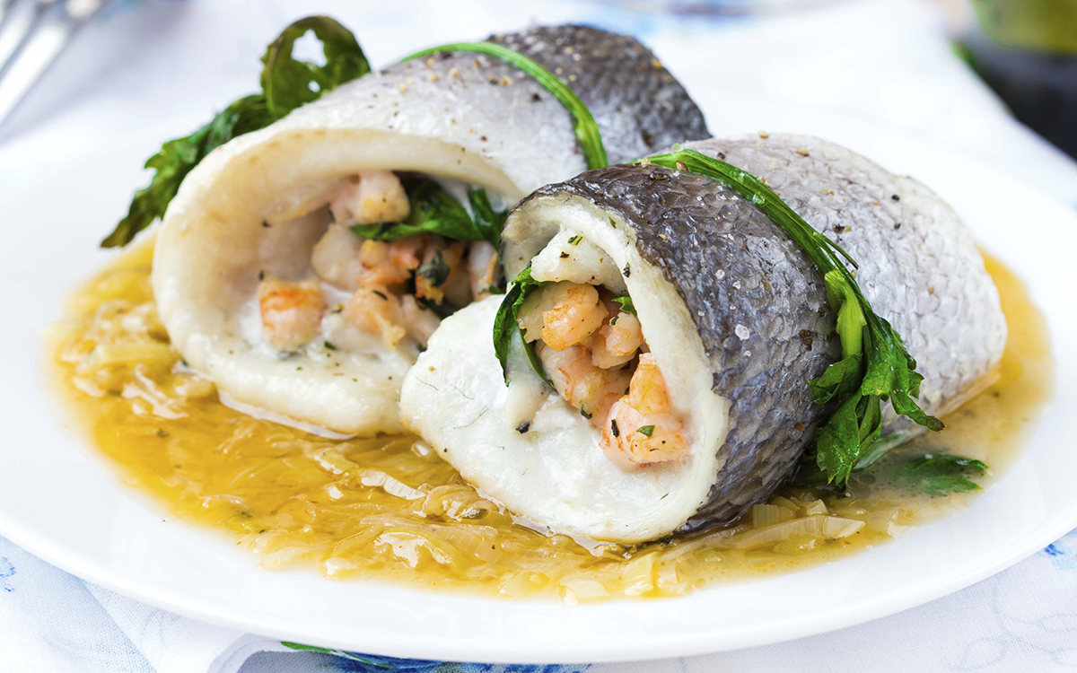 Rollitos de lubina con gambas y espinacas